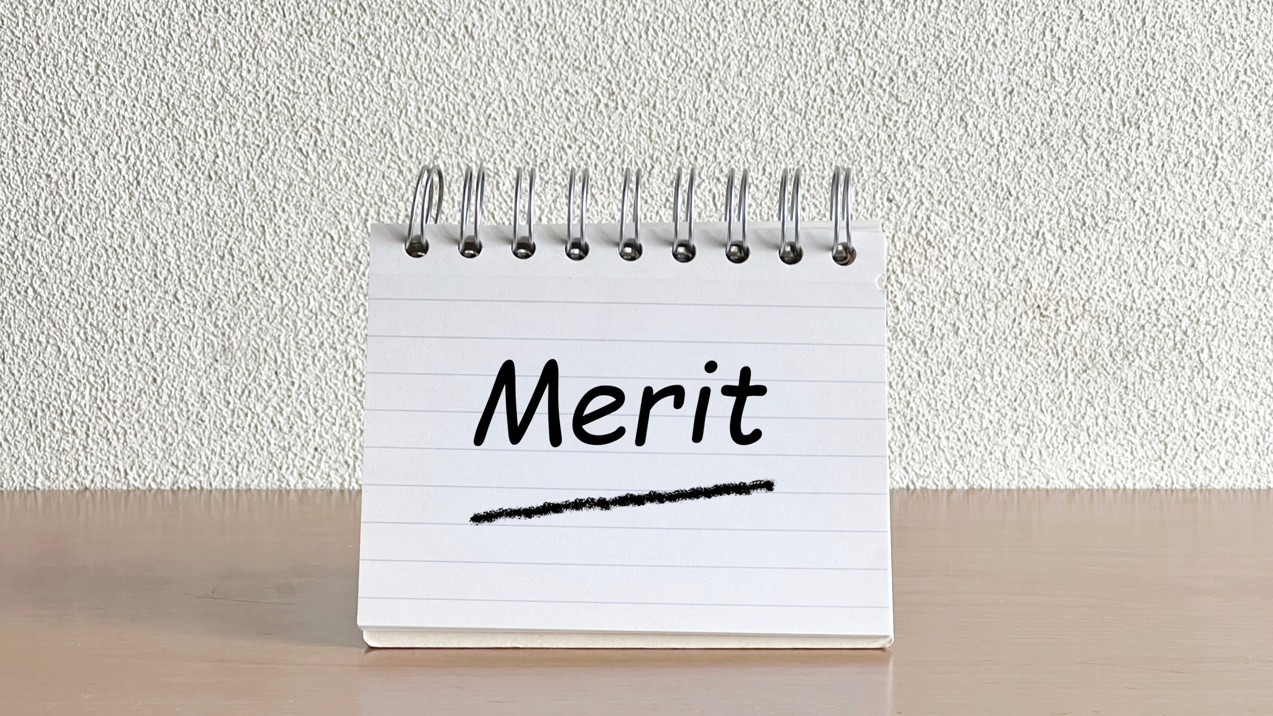 テーブルに立てたメモ帳_正面_Merit文字入り