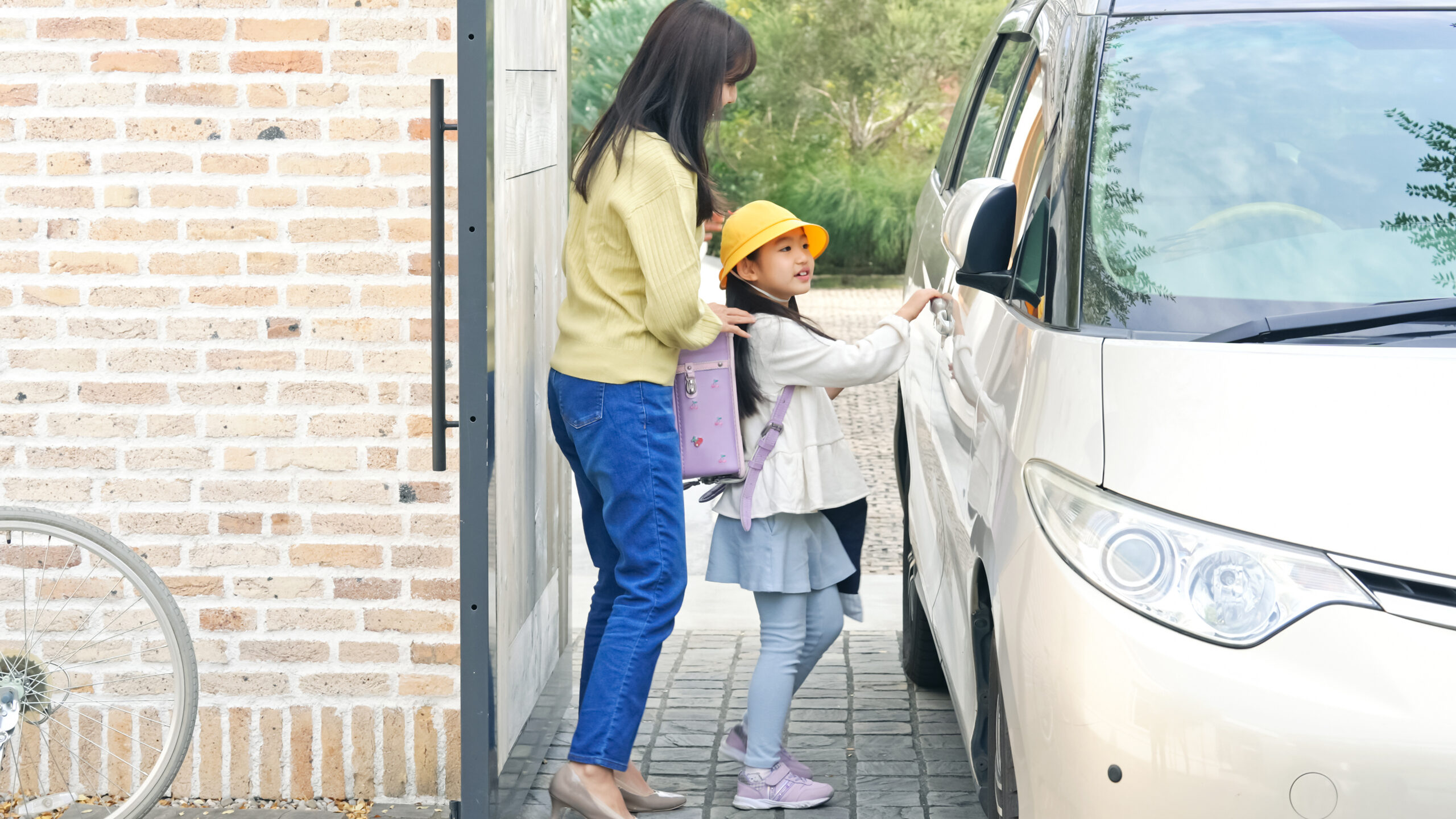 小学生を車で送迎する母親　家族イメージ